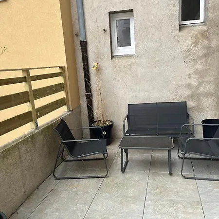 Apparemment Avec Terrasse Proche Centre-ville *